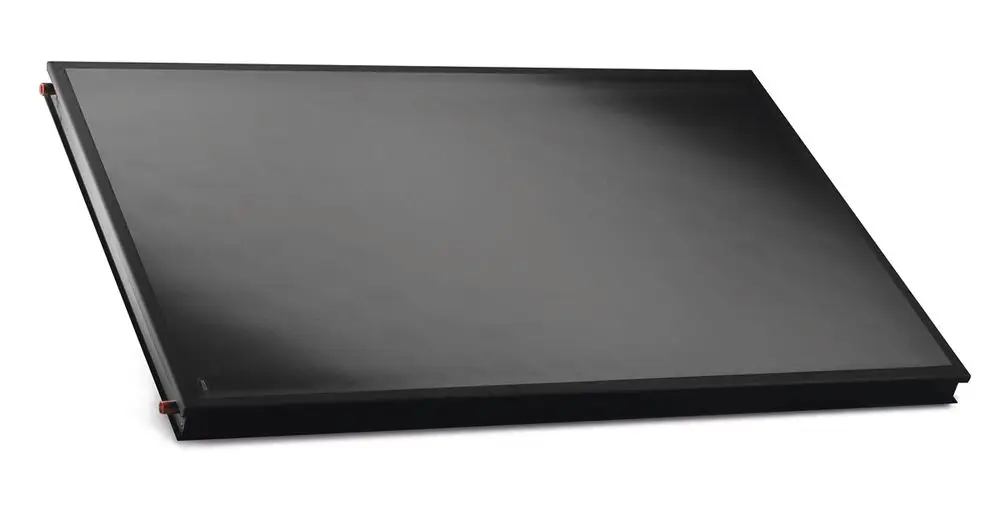 Flacher, schwarzer Solarkollektor von Daikin mit glatter Oberfläche, leicht geneigtem Design und Anschlüssen an der Unterseite.